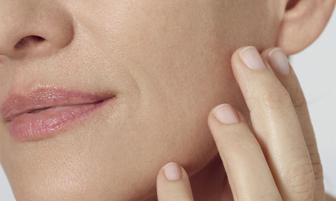 Rellena tus arrugas con la Crema Rellenadora Intensiva Revitalift Filler con SPF 50 de L’Oréal Paris y siente tu piel más hidratada, firme y con más volumen.